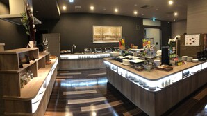 A modern tea drink bar with a central island, a variety of tea options, and a clean, contemporary design. - Hotel Route Inn Grand Muroran (Muroran)