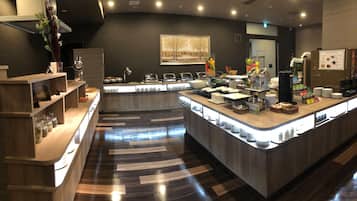 Daily buffet breakfast (JPY 1800 per person)