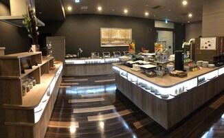 Daily buffet breakfast (JPY 1800 per person)