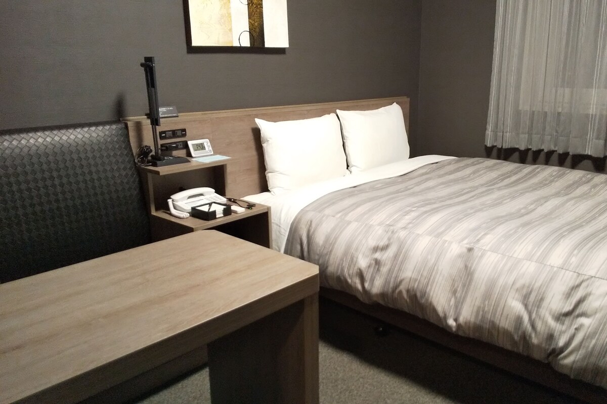 Escritorio, wifi gratis y ropa de cama