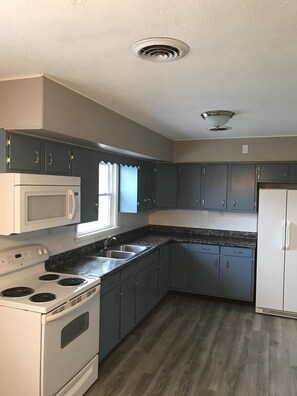 Kylskåp, mikrovågsugn, ugn och spishäll