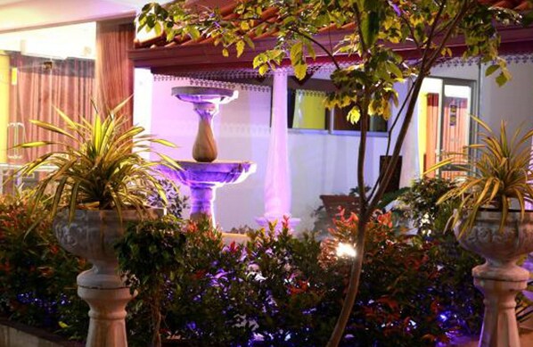 Fassade der Unterkunft – Abend/Nacht