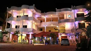 Front of property – evening/night - Shamal Holiday Home (Anuradhapura)