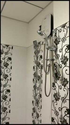 Regadera, amenidades de baño gratuitas, secadora de cabello, bidet 