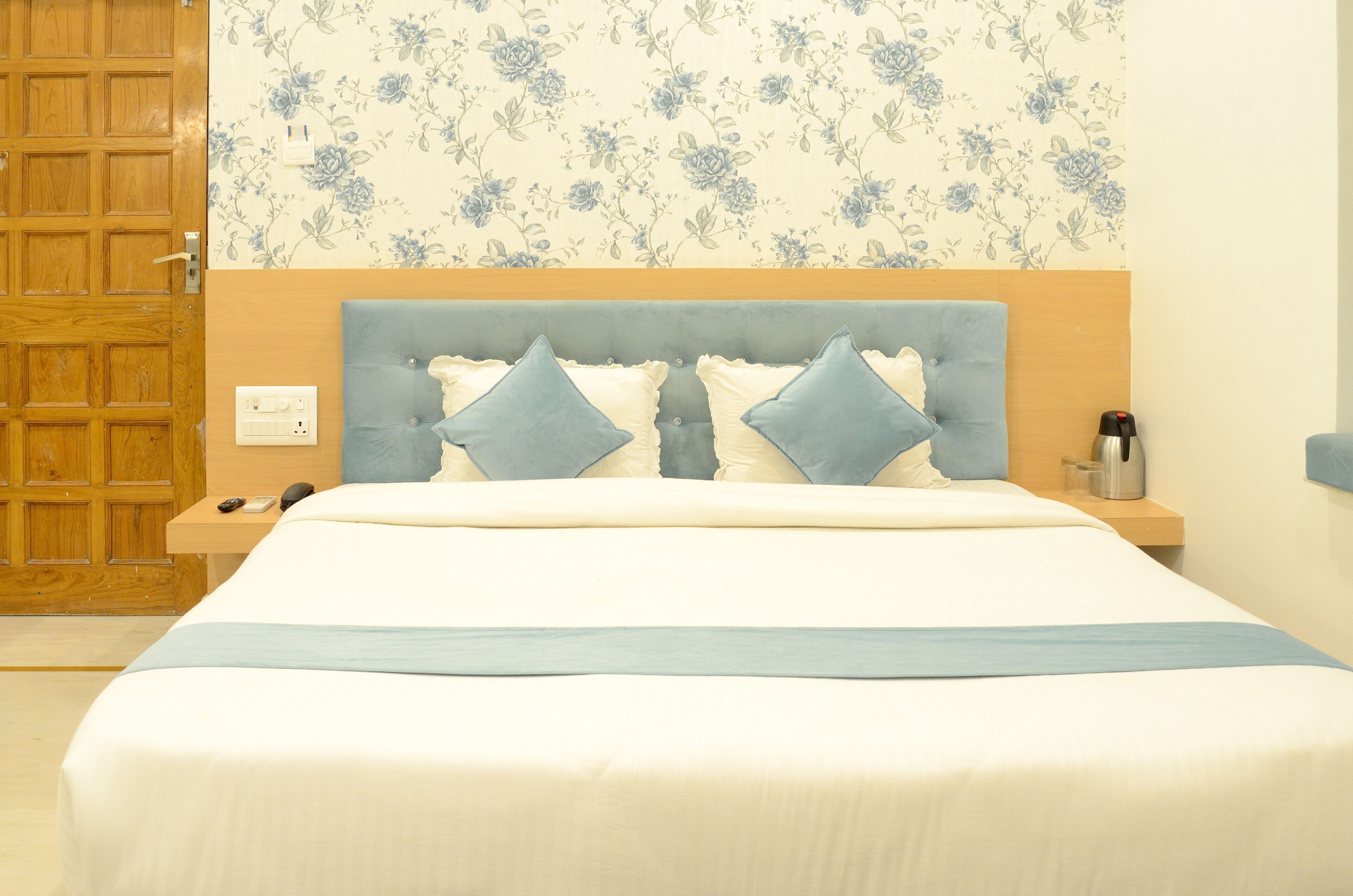10 bedrooms, Select Comfort beds, laptop workspace, iron/ironing board