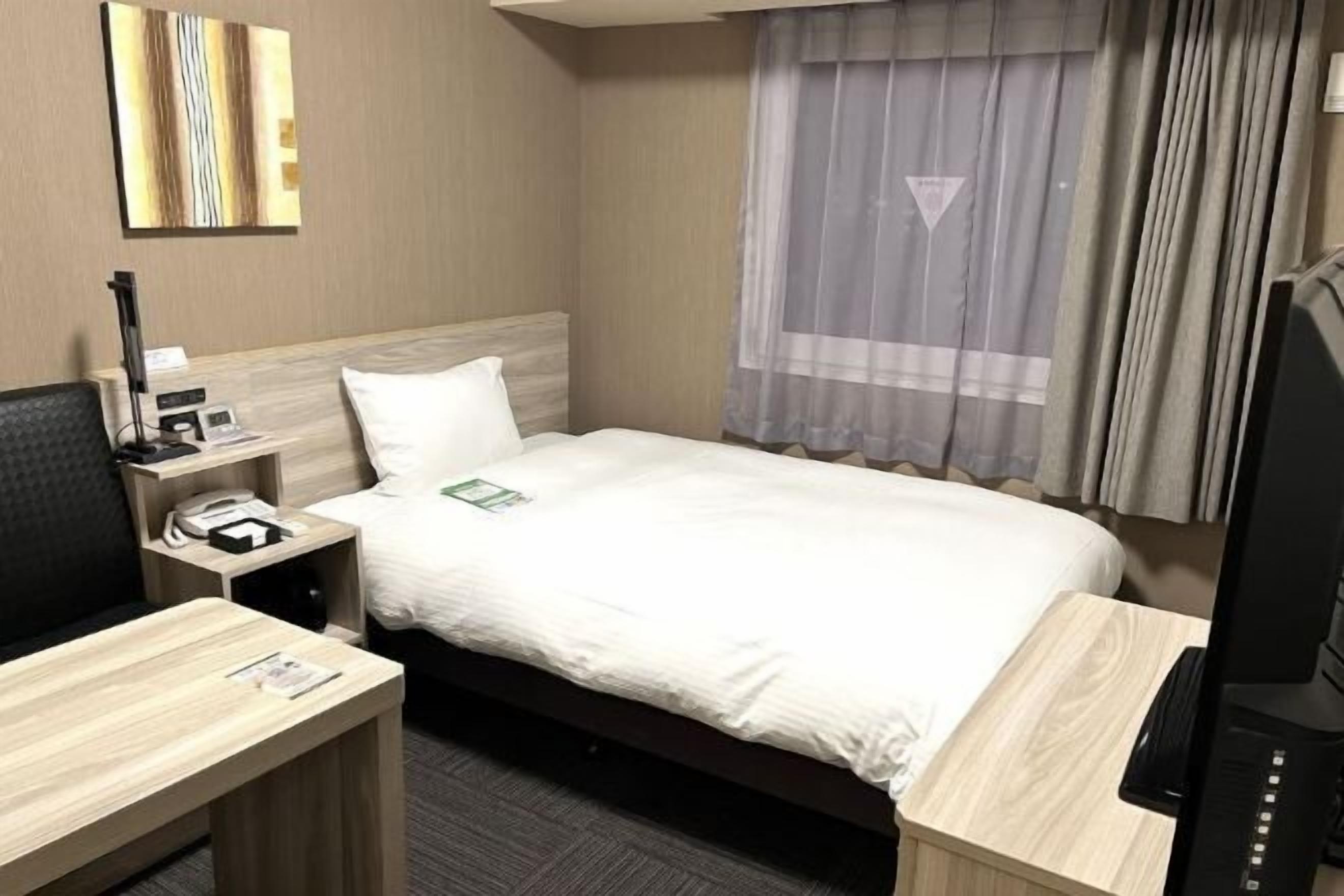 办公桌、免费 WiFi、床单