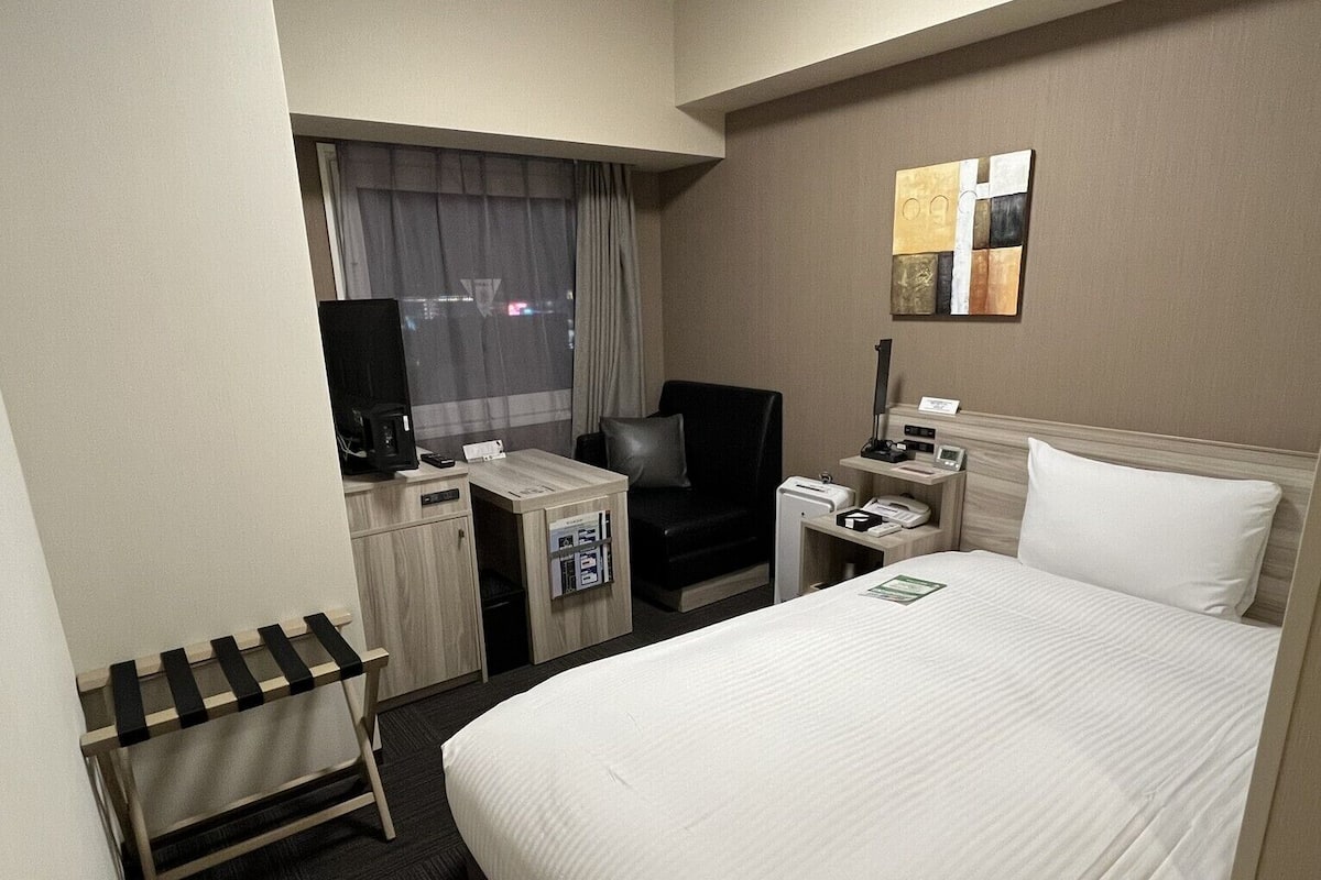 Escritorio, wifi gratis y ropa de cama 