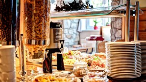 Un bufé con diversos platos y una máquina de café.