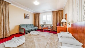 Escritorio, sistema de insonorización, wifi gratis y ropa de cama 