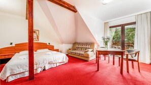 Habitació triple prèmium | Escriptori, habitacions insonoritzades, wifi gratuïta i roba de llit 