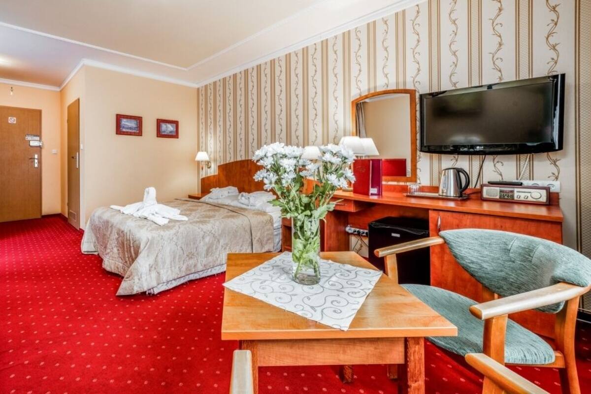 Desk, soundproofing, free WiFi, bed sheets