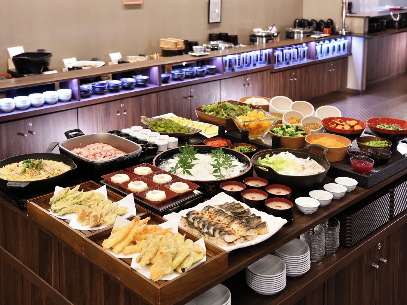 Un bufé con diversos platos y recipientes llenos de comida.