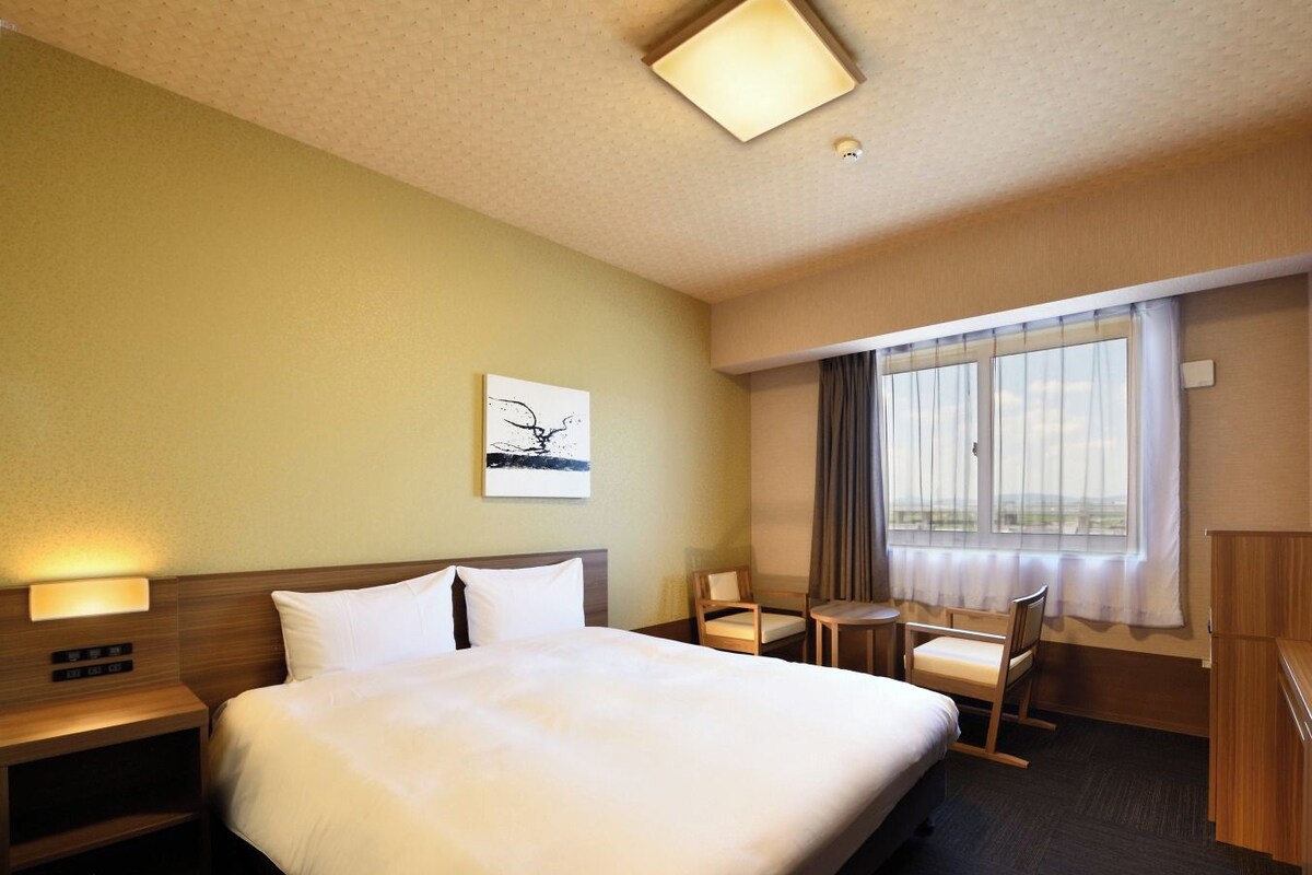 Desk, WiFi (free), bed sheets
