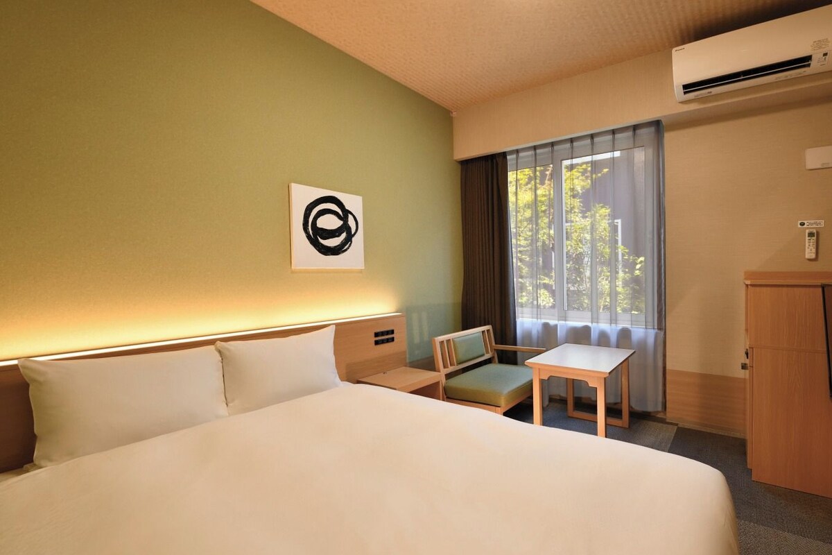 Desk, WiFi (free), bed sheets