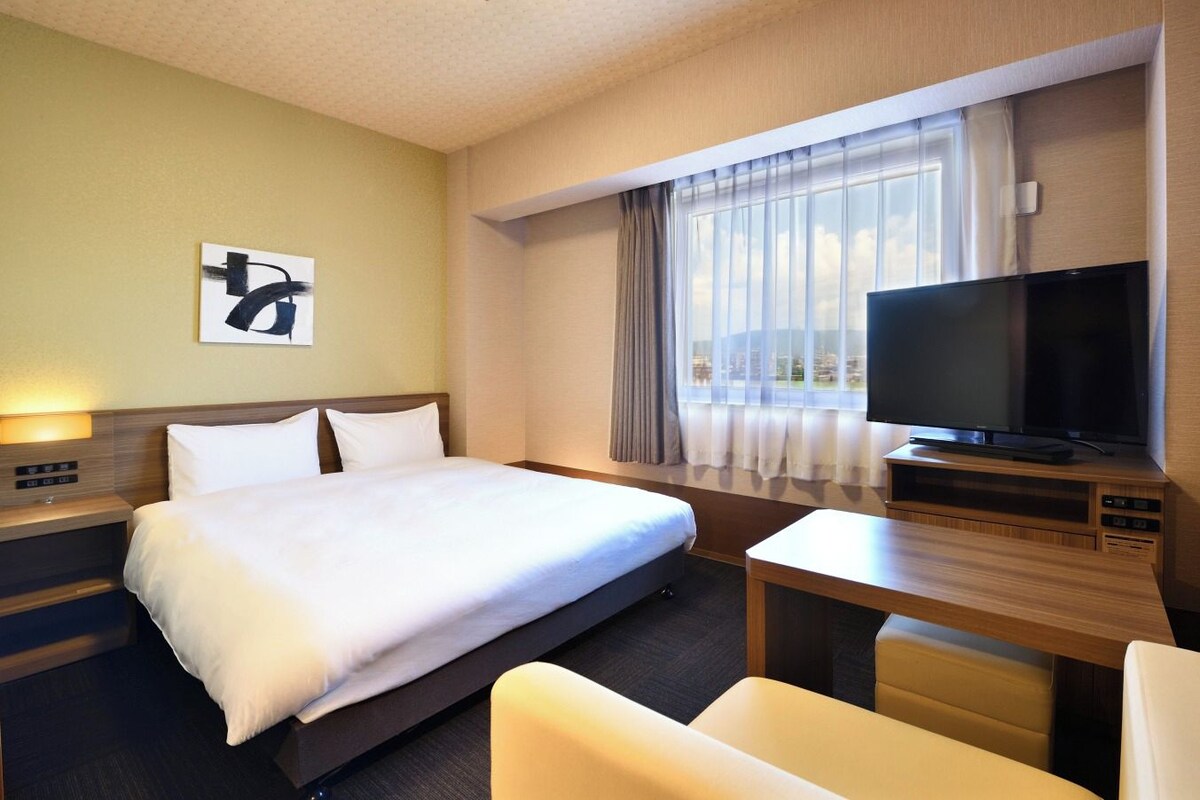 Desk, WiFi (free), bed sheets