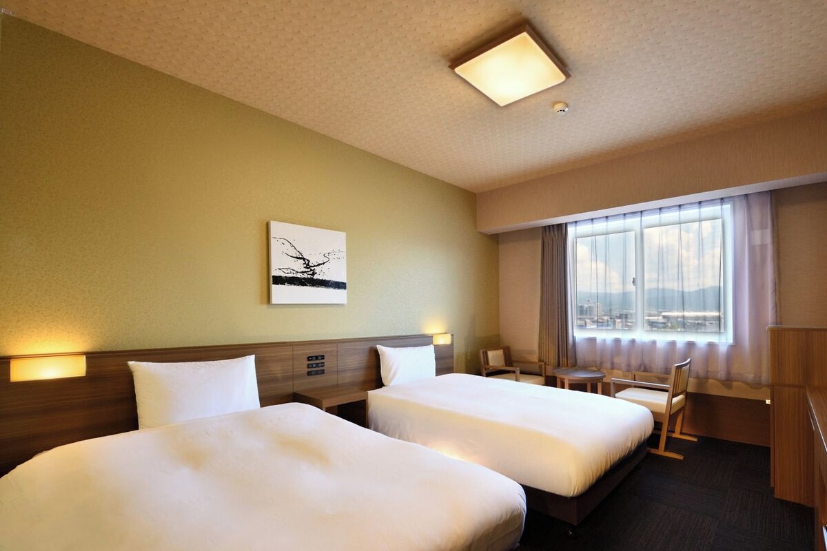 Desk, WiFi (free), bed sheets