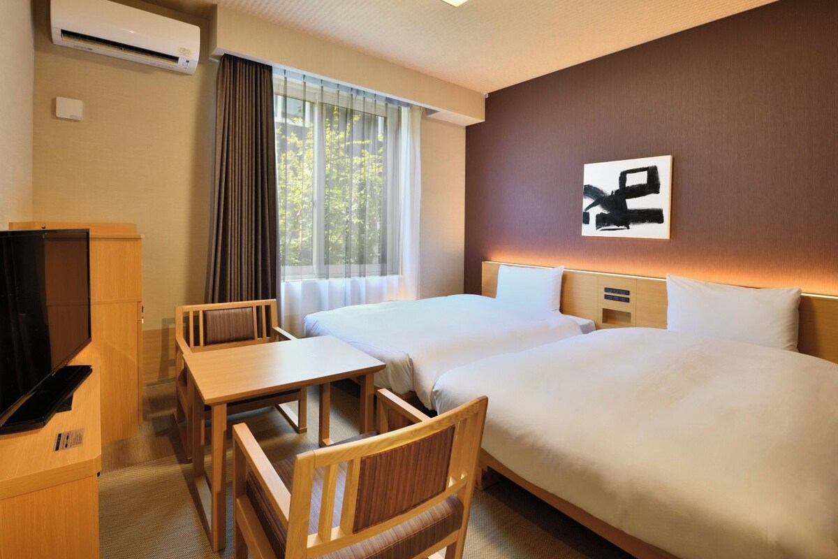 Desk, WiFi (free), bed sheets