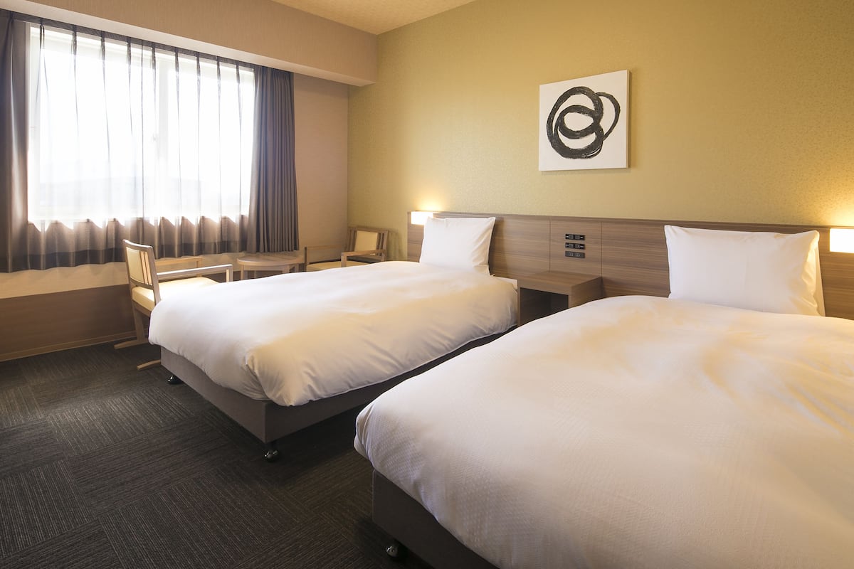 Escritorio, wifi gratis, ropa de cama