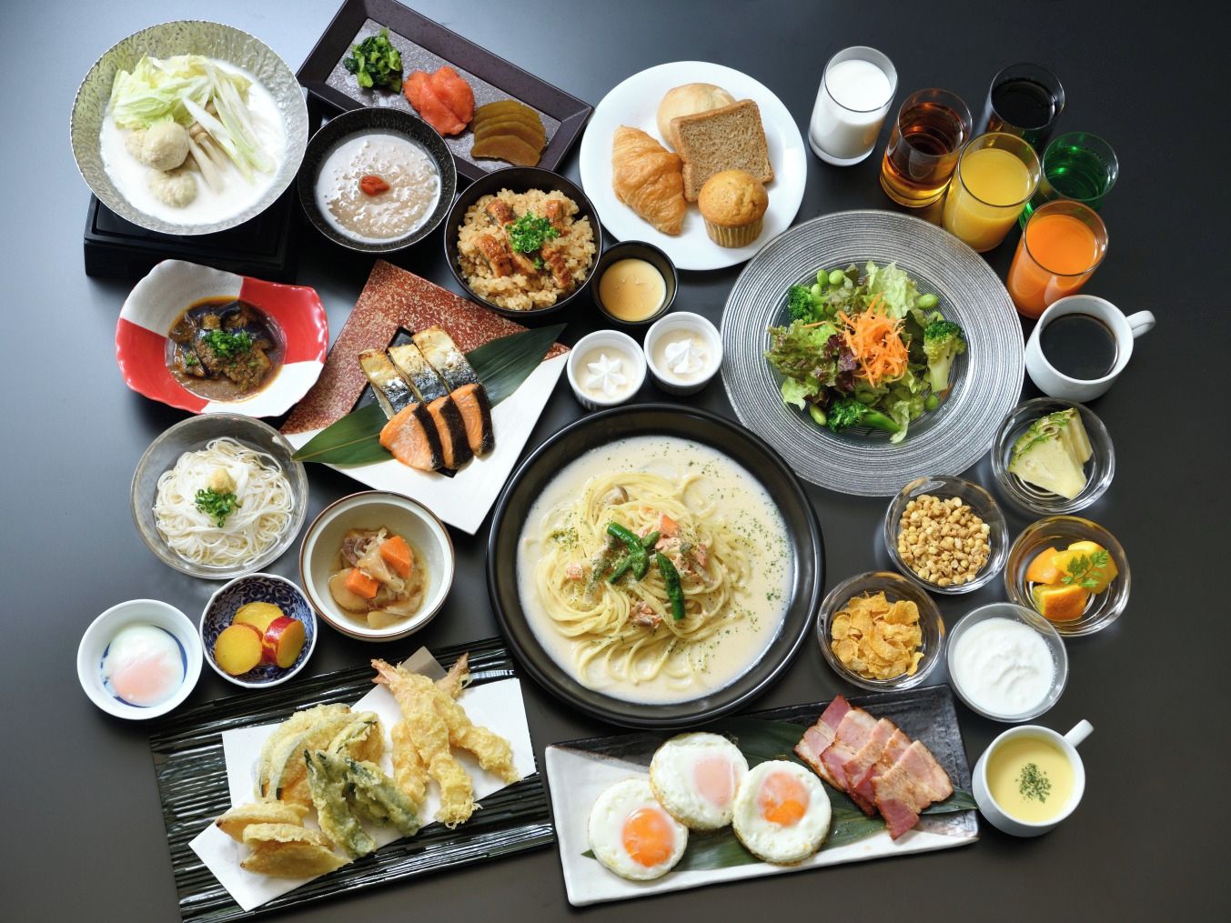 Una variedad de platos japoneses, incluyendo sushi, ramen y tempura, dispuestos sobre una mesa.