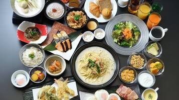 Una variedad de platos japoneses, incluyendo sushi, ramen y tempura, dispuestos sobre una mesa.