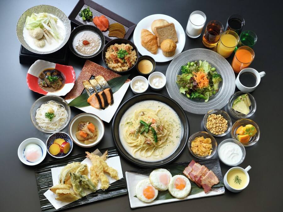 Una variedad de platos japoneses, incluyendo sushi, ramen y tempura, dispuestos sobre una mesa.