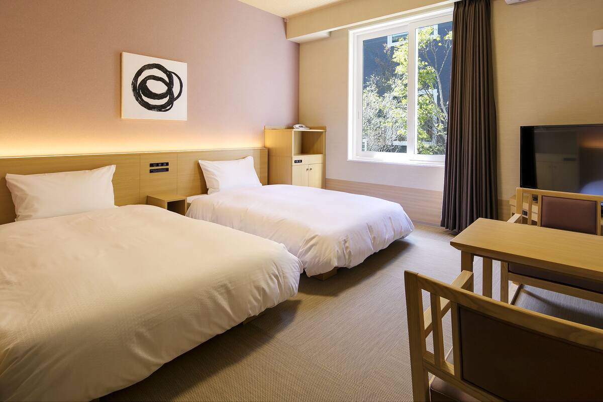 Escritorio, wifi gratis, ropa de cama