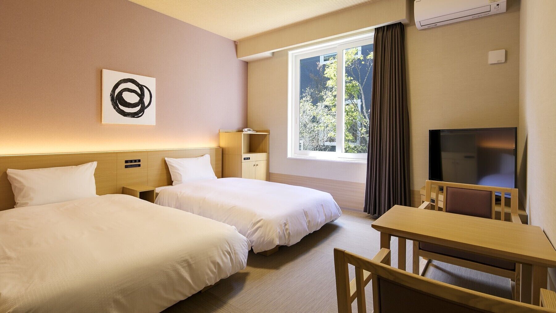 Une chambre d’hôtel avec deux lits, un bureau, une télévision et une fenêtre avec des rideaux.