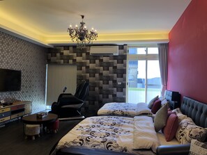 Superior Quadruple Room, 2 Double Beds, Non Smoking | Individually decorated, desk, blackout drapes, free WiFi - Dream House - Bathtub Massage Chair Homestay (Luodong)