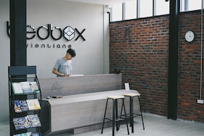 Reception - Bedbox Vientiane Hostel (Vientiane)