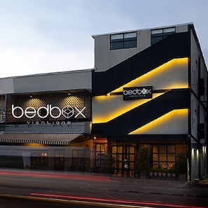 Property entrance - Bedbox Vientiane Hostel (Vientiane)