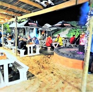 Outdoor dining - Pili Pili Beach Cabanas (Sedgefield)