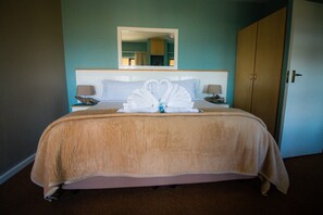 In-room safe, blackout curtains, soundproofing, free WiFi - Pili Pili Beach Cabanas (Sedgefield)