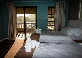 Cofres nos quartos, cortinas blackout, quartos à prova de som