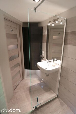 Lejlighed - mezzanin | Badeværelse | Bruser, gratis toiletartikler, håndklæder