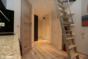 apartman, félemelet | Privát konyha | Hűtőszekrény, mikrohullámú sütő, főzőlap és mosogatógép