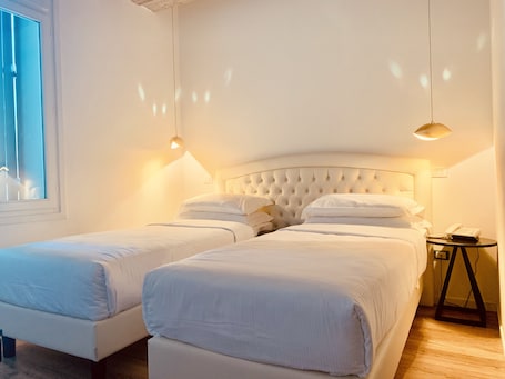 Quarto casal superior, vista para a cidade | Frigobar, cofres nos quartos, escrivaninha, quartos à prova de som. Palazzo Otello 1847 Wellness & Spa