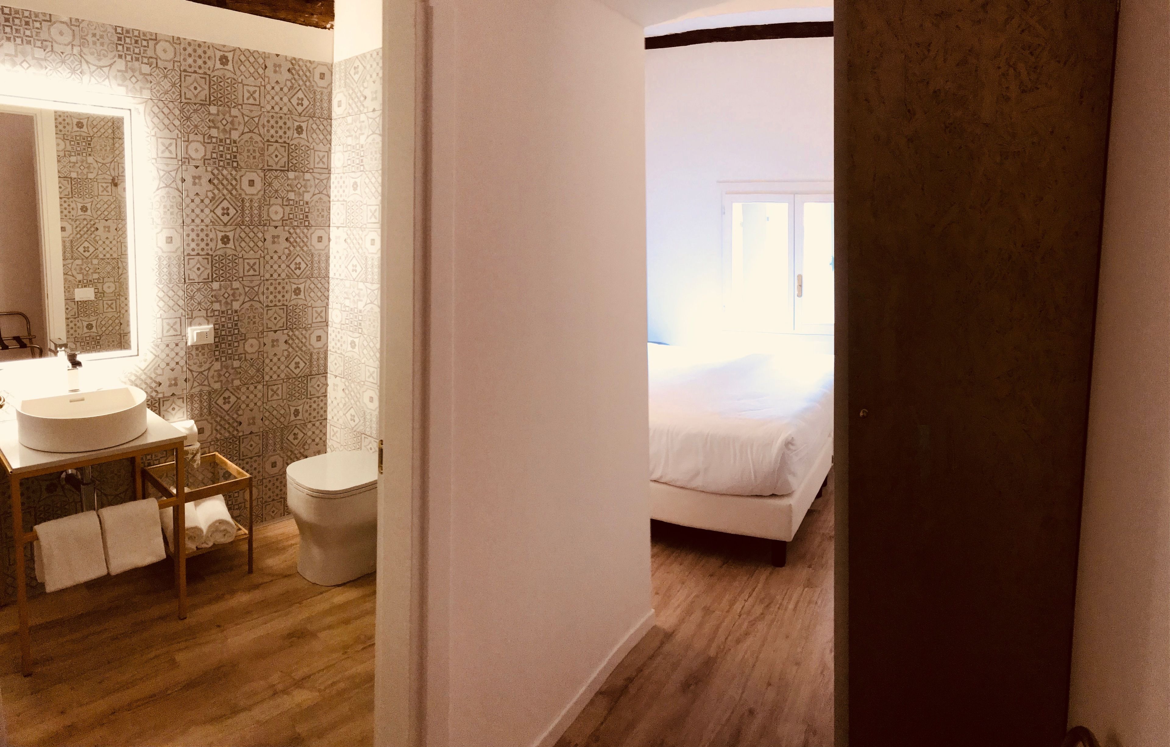 deluxe double room, city view | minibar, in-room safe, desk, soundproofing