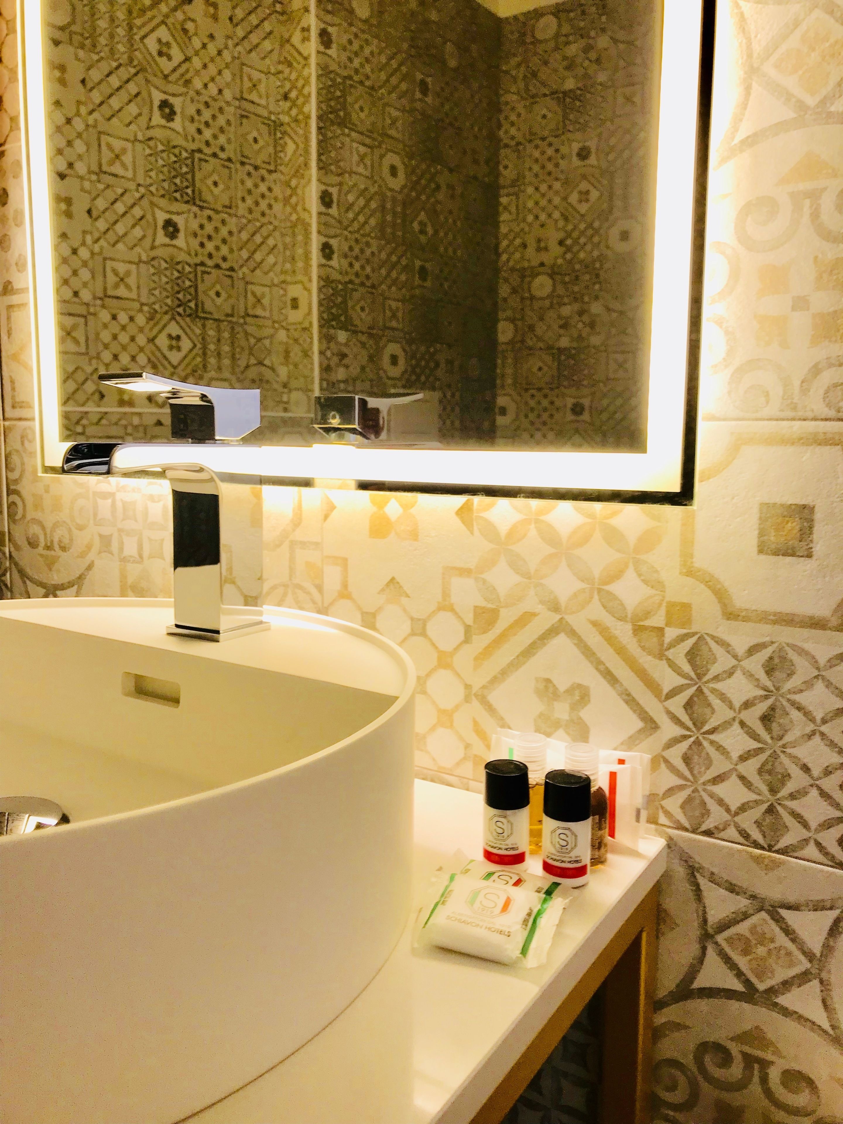 shower, rainfall showerhead, free toiletries, hair dryer