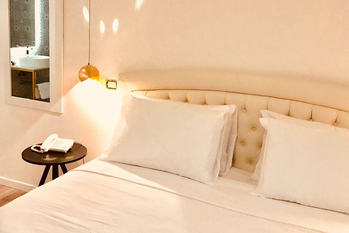 Habitació doble superior, vistes a la ciutat | Minibar, caixa forta a l'habitació i escriptori