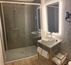 Een douche, een regendouche, gratis toiletartikelen, een haardroger