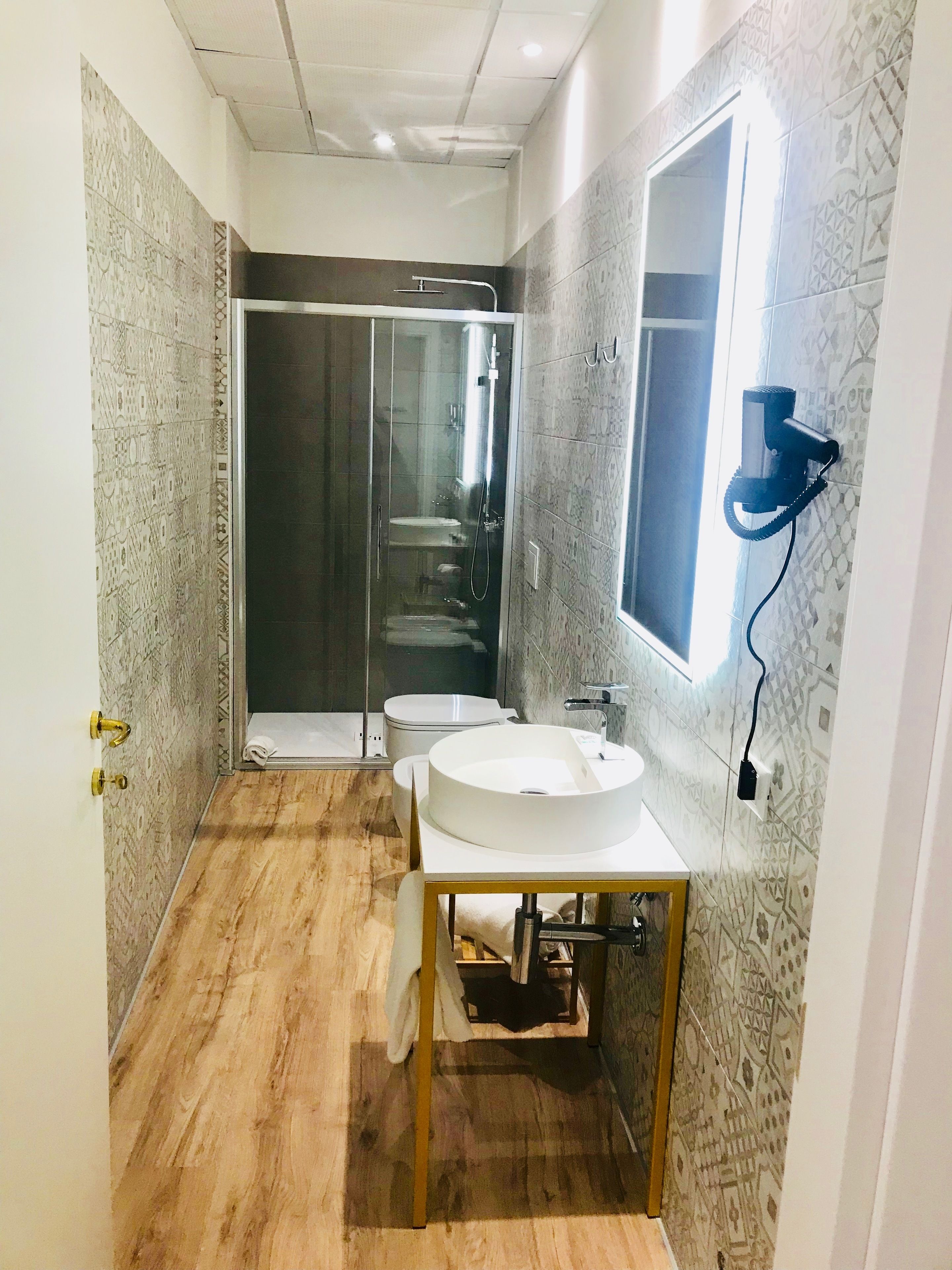 shower, rainfall showerhead, free toiletries, hair dryer