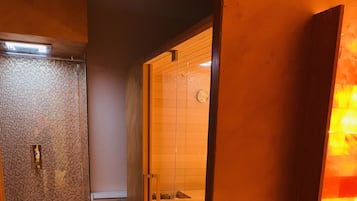 Behandelingskamers voor koppels, een sauna, een bubbelbad