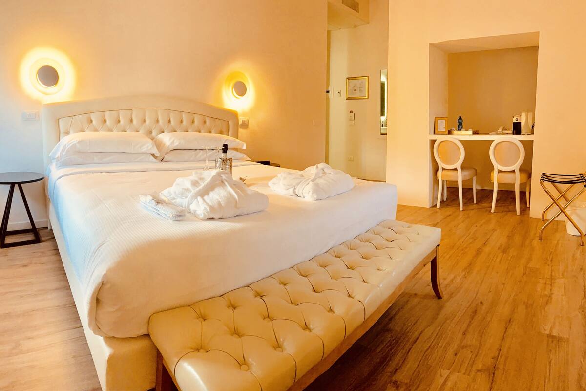Suite júnior, vistes a la ciutat | Minibar, caixa forta a l'habitació i escriptori