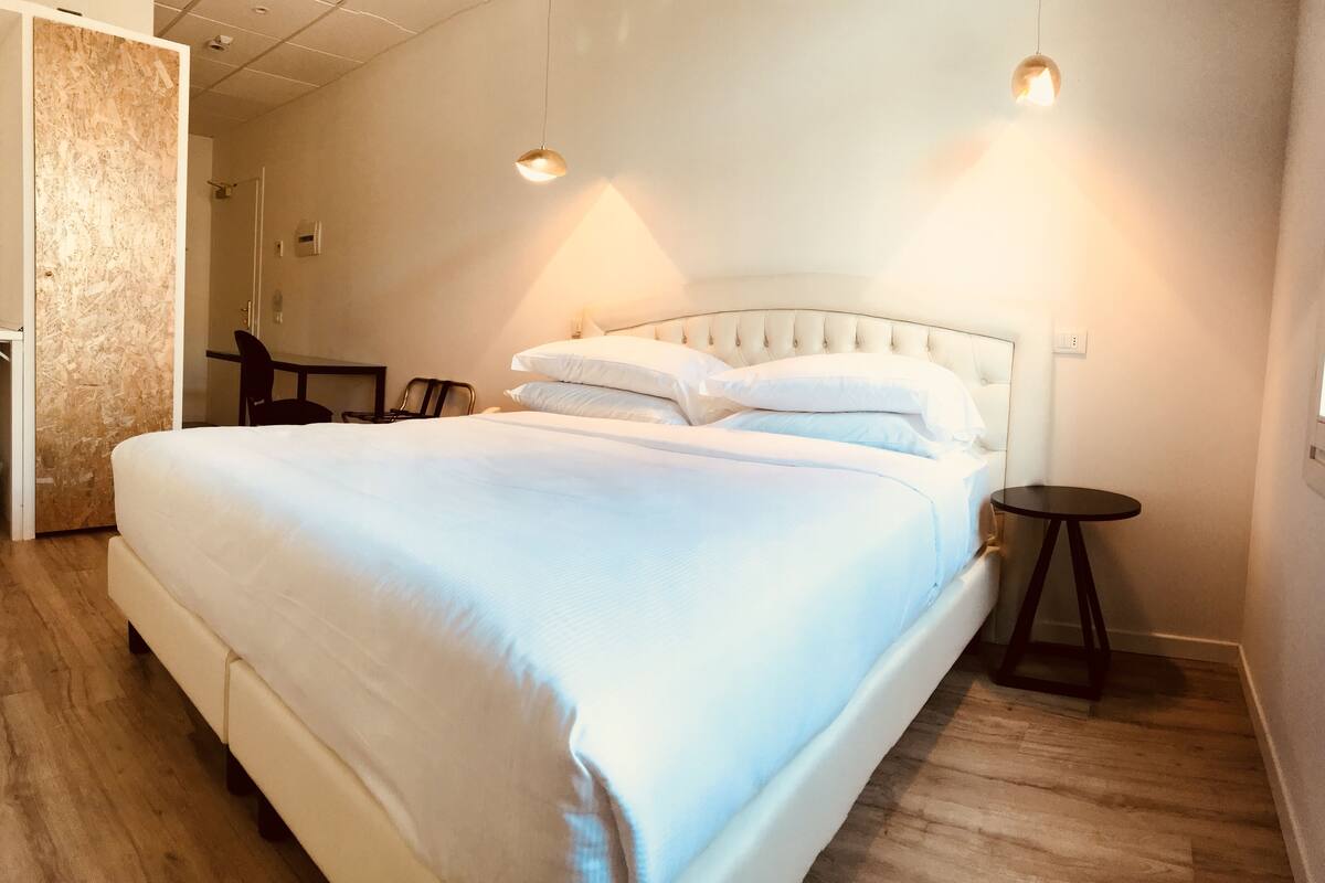 Habitació reial, vistes a la ciutat | Minibar, caixa forta a l'habitació i escriptori