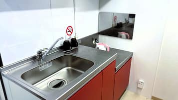 Réfrigérateur, micro-ondes, plaque de cuisson, bouilloire électrique