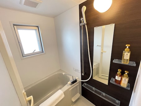 Combined shower/bathtub, free toiletries, hair dryer, slippers. BiBi Hotel FUTENMA