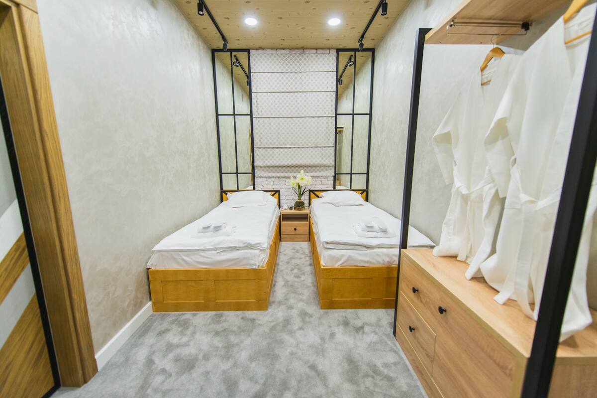 标准双床房 | 客房内保险箱、熨斗/熨板、免费 WiFi、床单