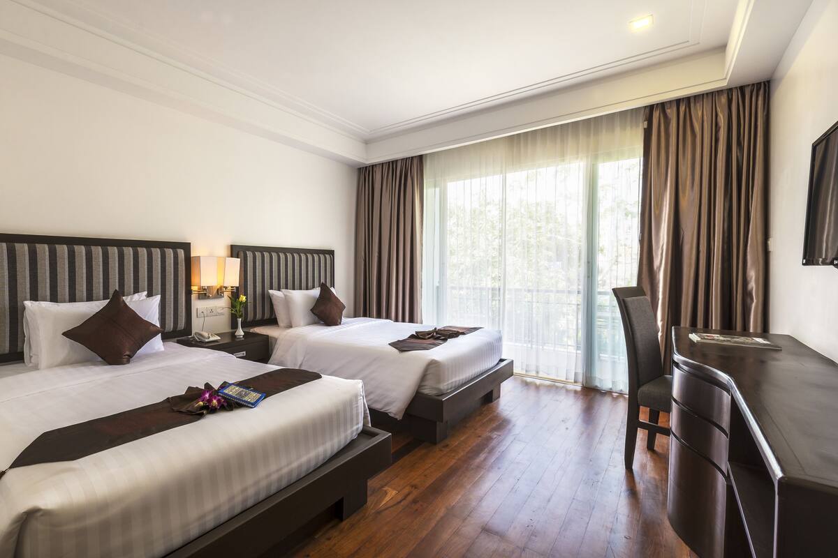 Deluxe Twin Room | Desk, blackout drapes, soundproofing, iron/ironing board (on request)