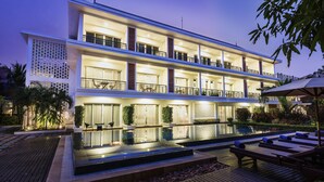 Front of property - evening/night - J'S Links Angkor Boutique Hotel (Siem Reap)