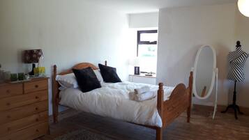 Szoba kétszemélyes ággyal | Íróasztal és vasaló/vasalódeszka